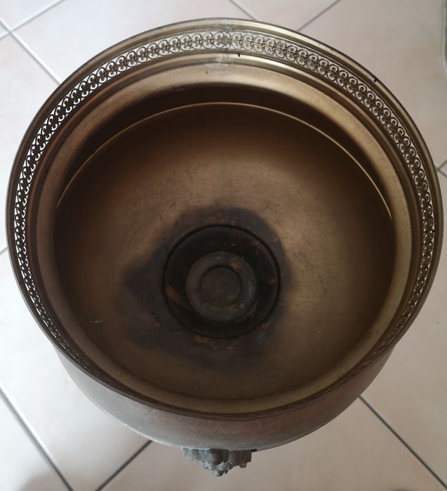 Floreira antiga de pé alto cobre