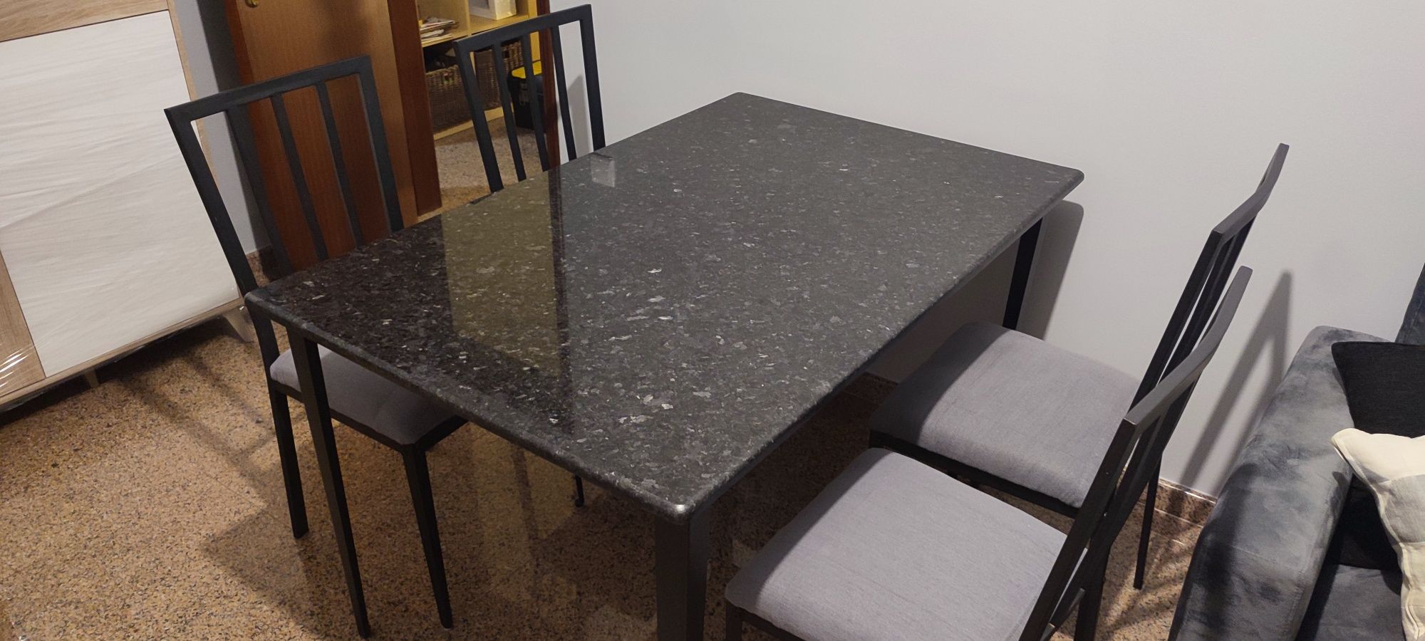 Mesa com tampo em pedra e cadeiras