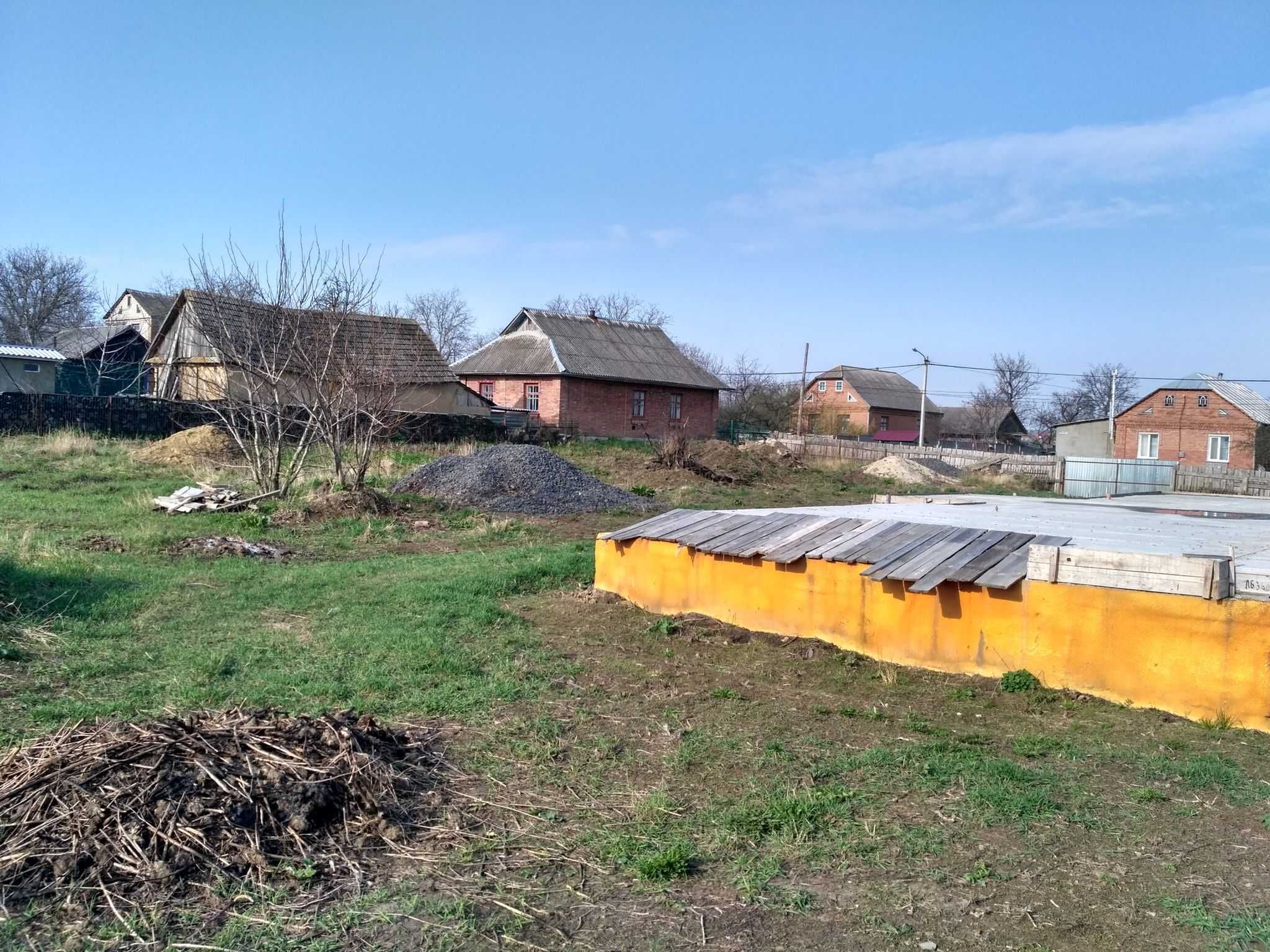 Участок 5200 м2 , з фундаментом - для підриєсмтва або житла
