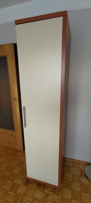 Meblościanka z szafą i półką na książki