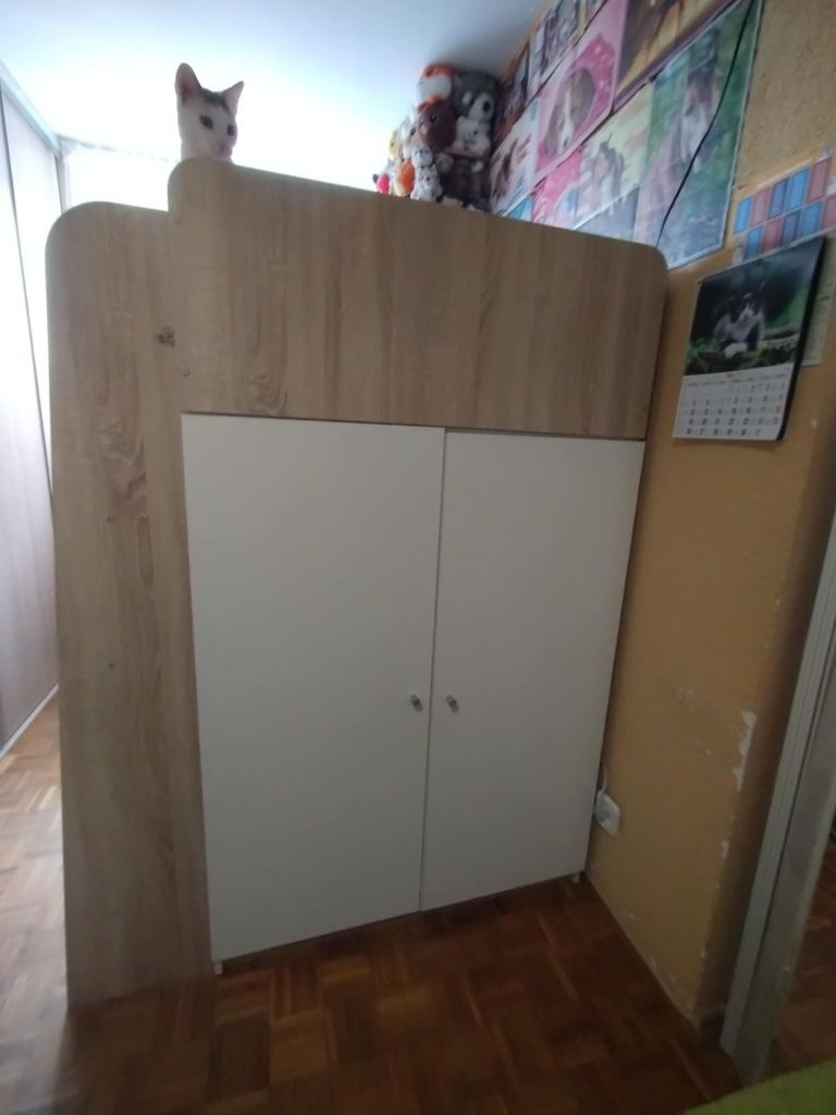 Łóżko piętrowe z biurkiem i szafką