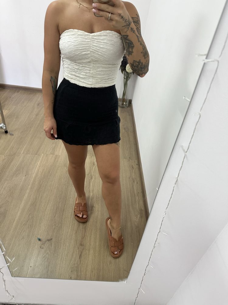Czarna spodniczka prettylittlething