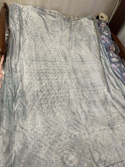 Одеяло флисовое. Остатки ткани шелка и шифона