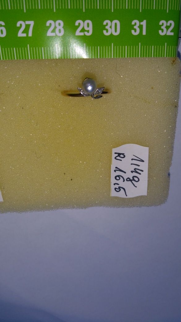 Pierścionek złoty z diamentami i perłą w cenie 3500 zł