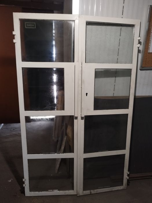 Portas e fixo em ferro e vidro.