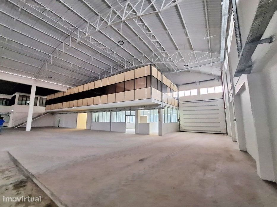 Extraordinário Armazém em Nogueira, Maia