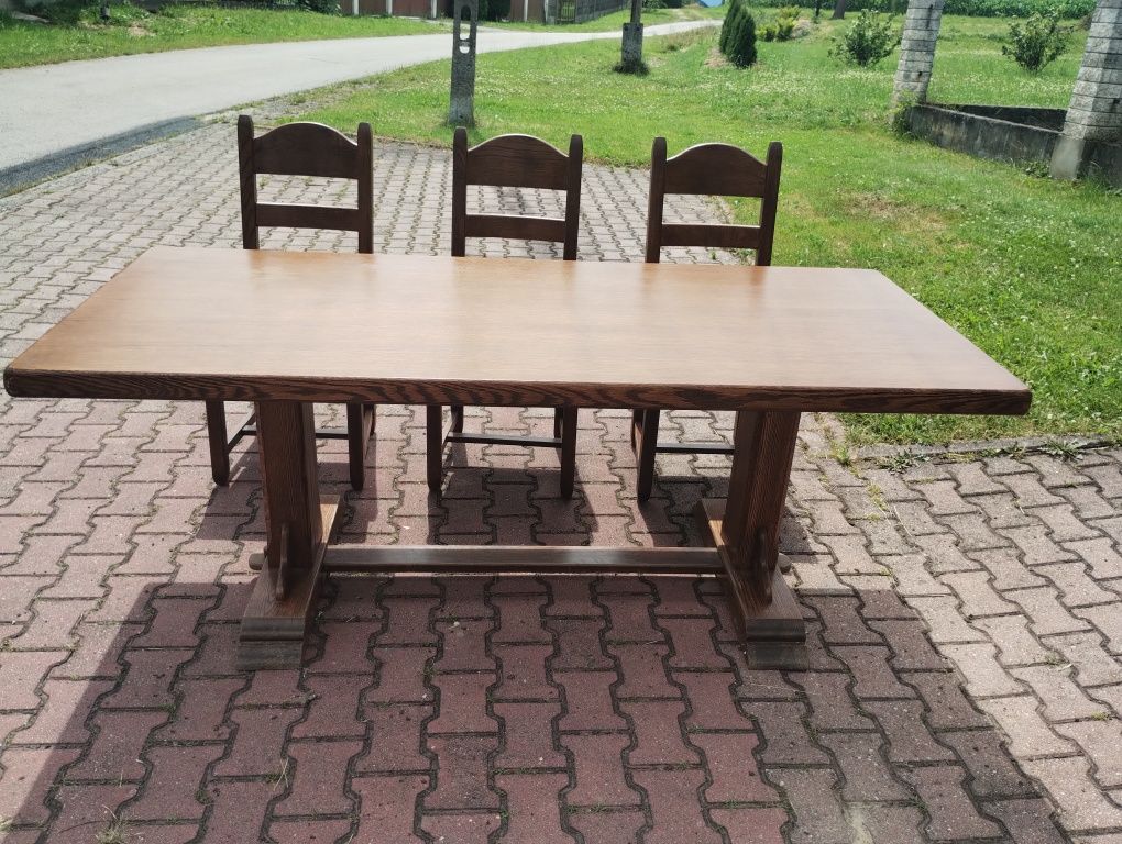 Stół plus krzesła drewniane