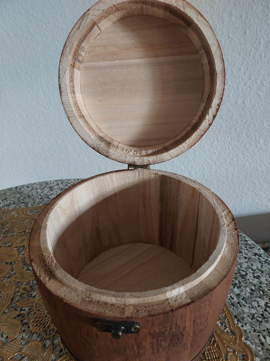 Drewniana beczka na herbate lub przyprawy