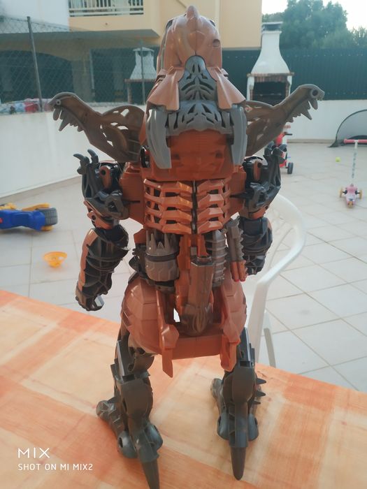 Brinquedo robot que se transforma em animal com luzes e barulho