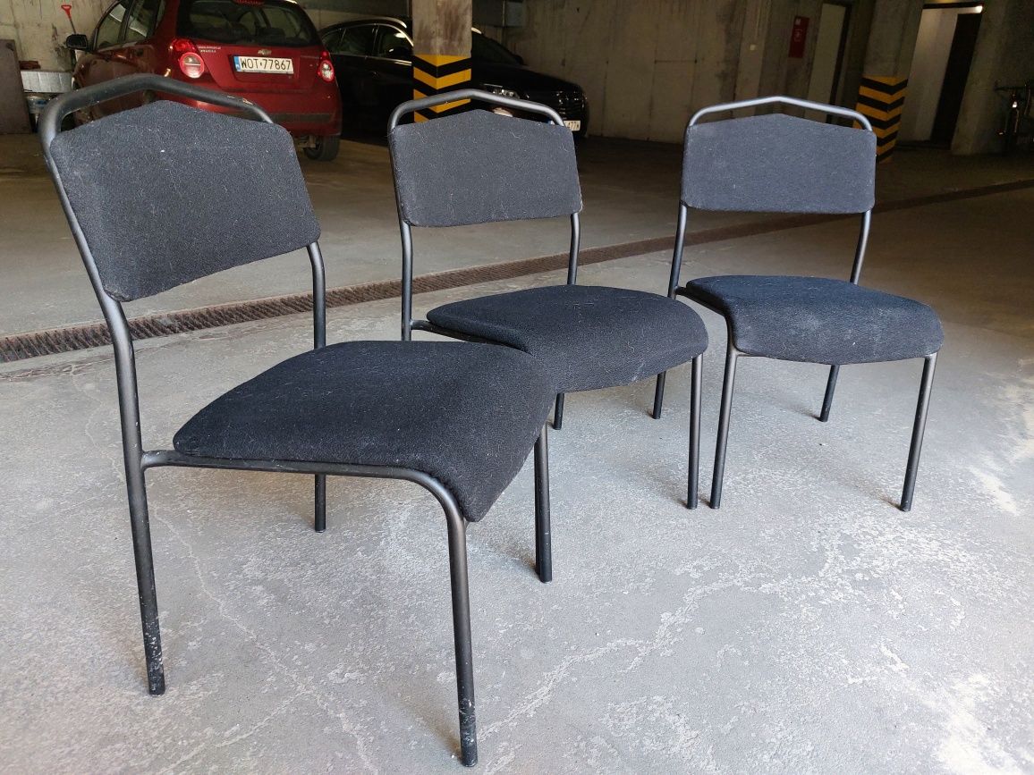 Trzy krzesła metalowe