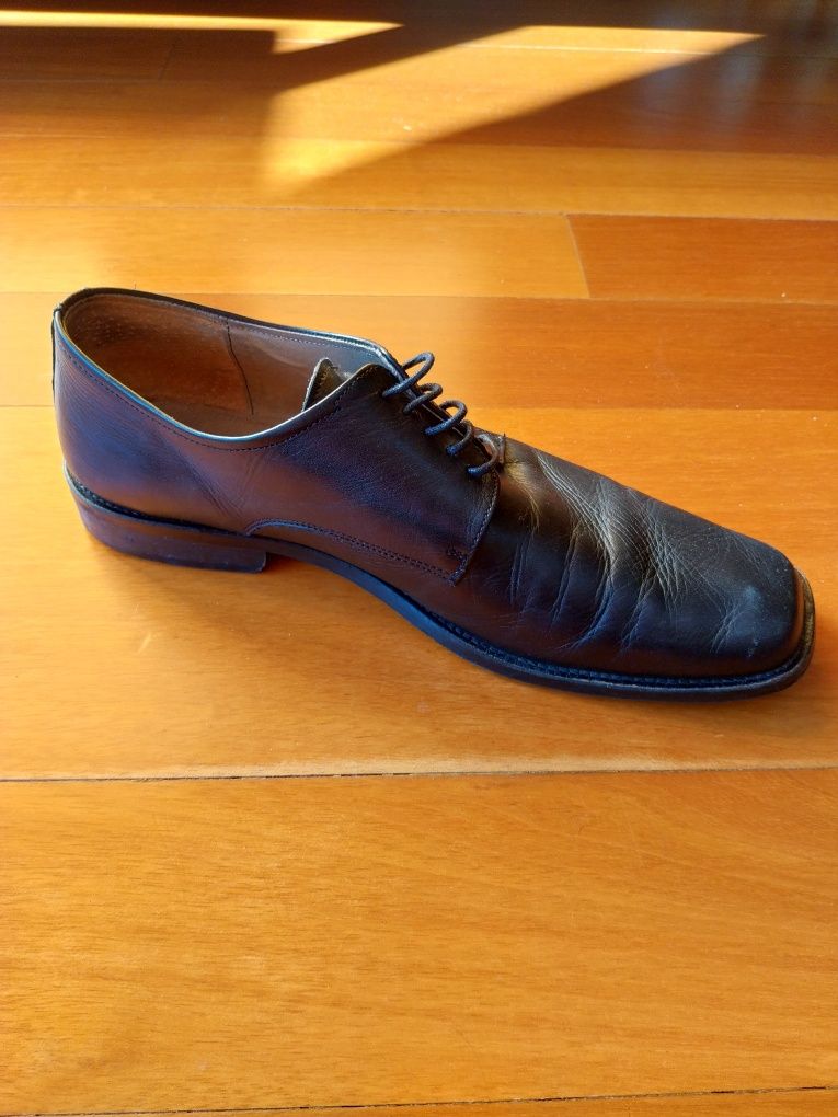 Sapatos de pele traje académico