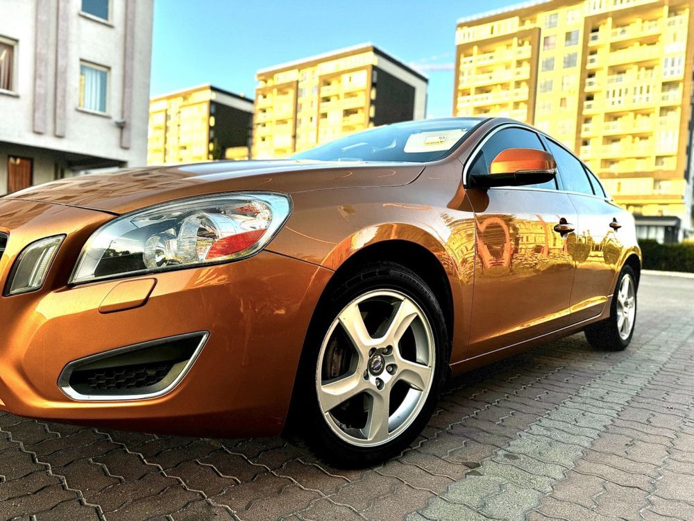 Автомобіль Volvo s60