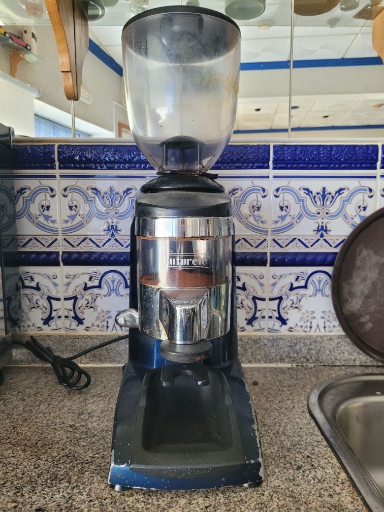 Máquina de café e moinho