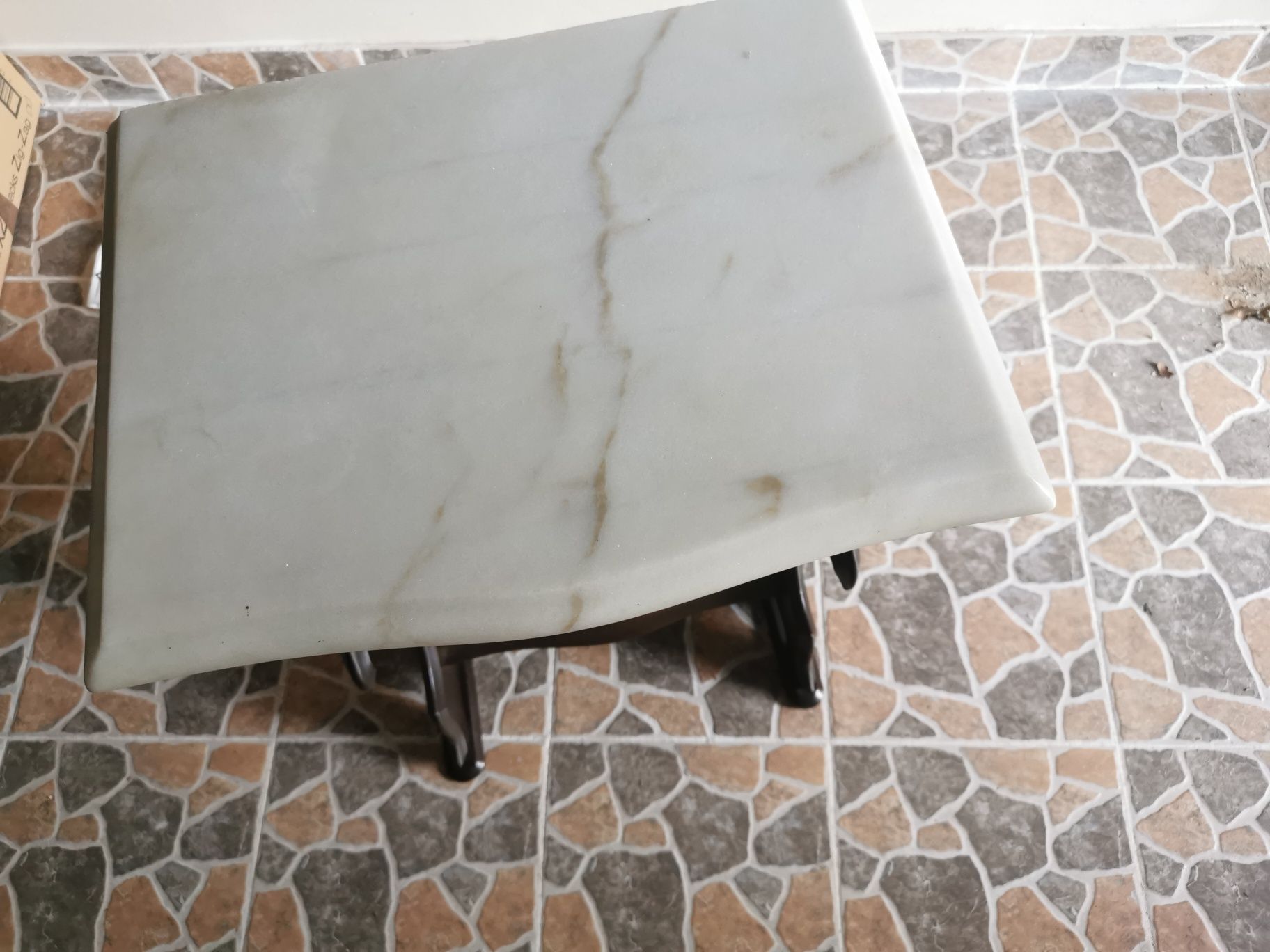 Móvel em mogno com pedra mármore