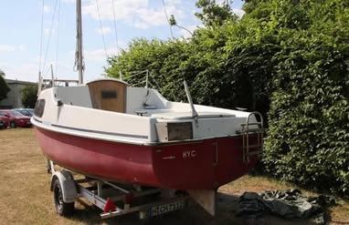 Żaglówka/łódź z przyczepa