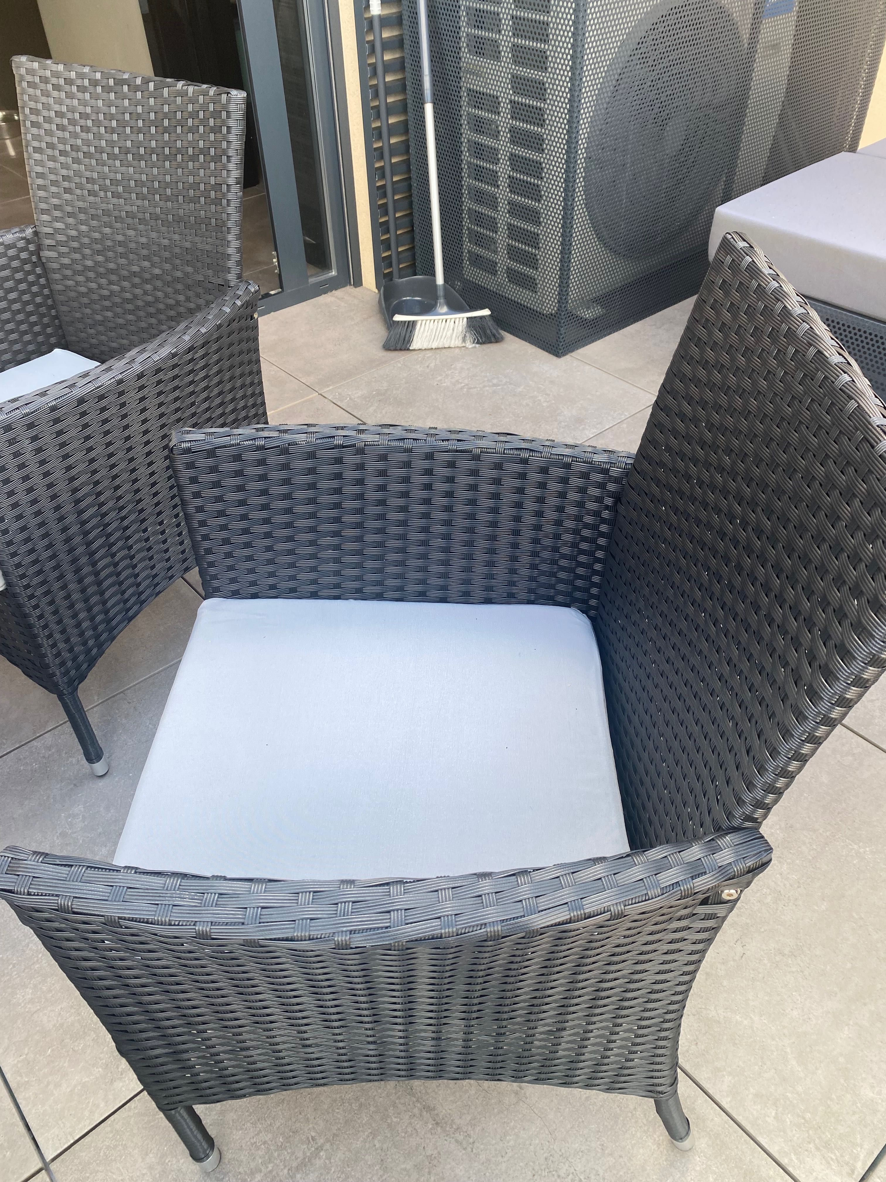 Mesa  exterior 1’30 diâmetro e cadeiras exterior como novas