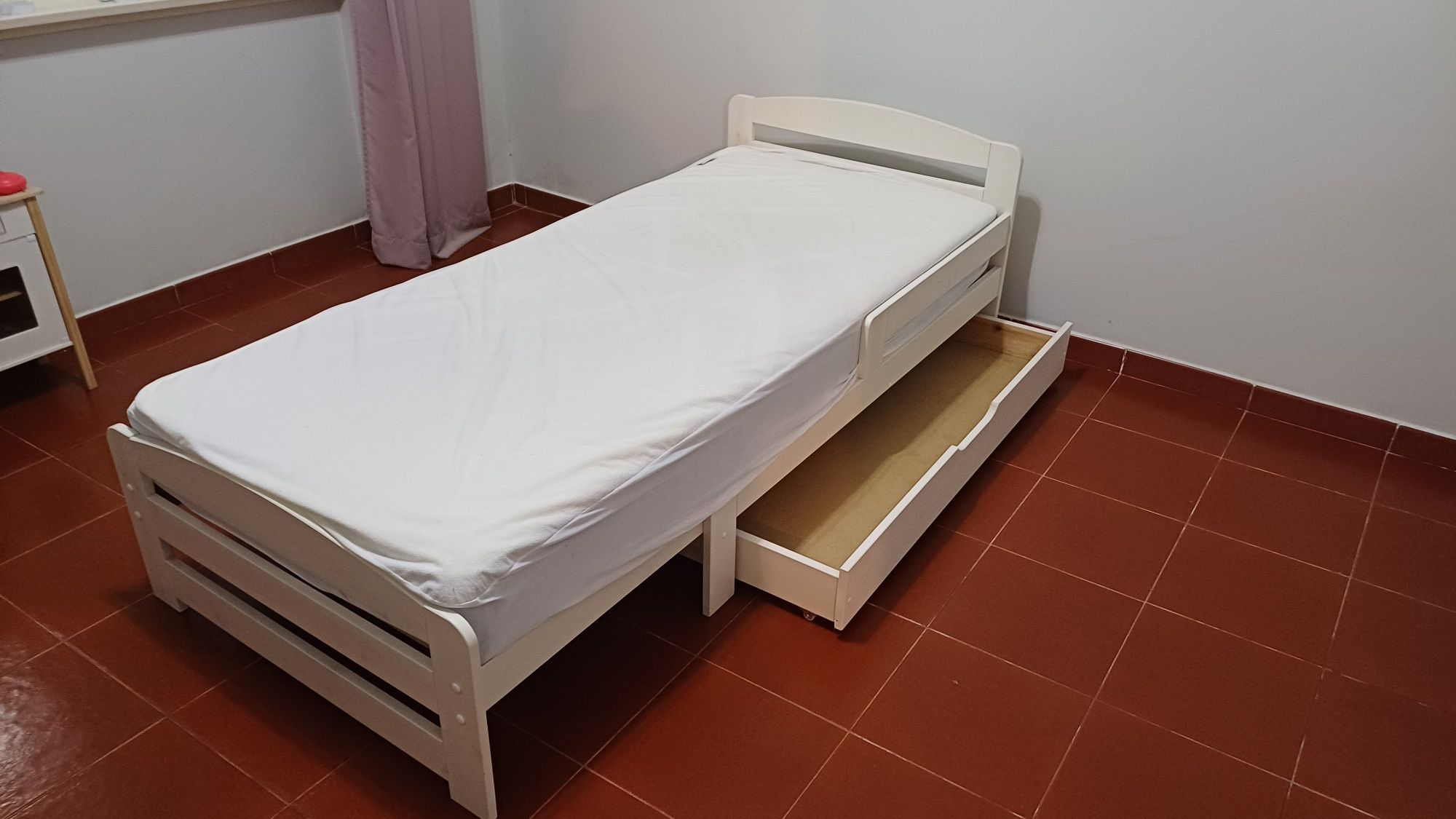 Cama singular branca