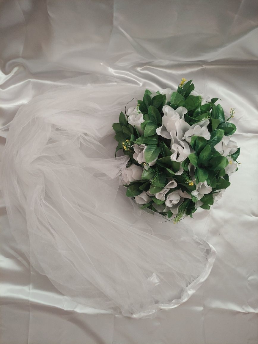 Весільна прикраса на машину в зелено-білому кольорах.