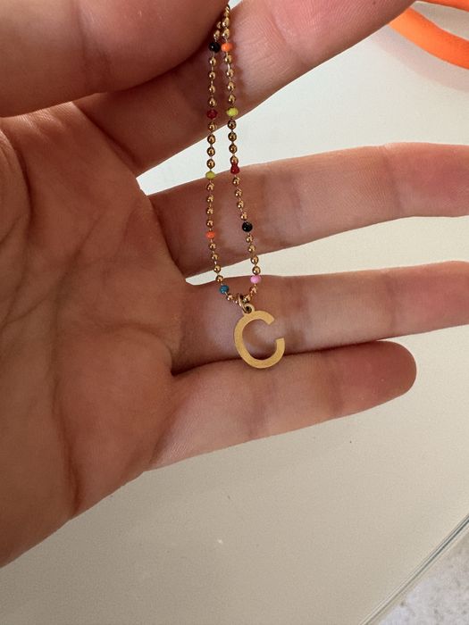 Colar colorido com letra