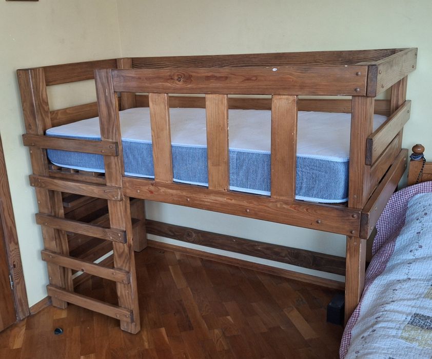 Дитяче дерев'яне ліжко