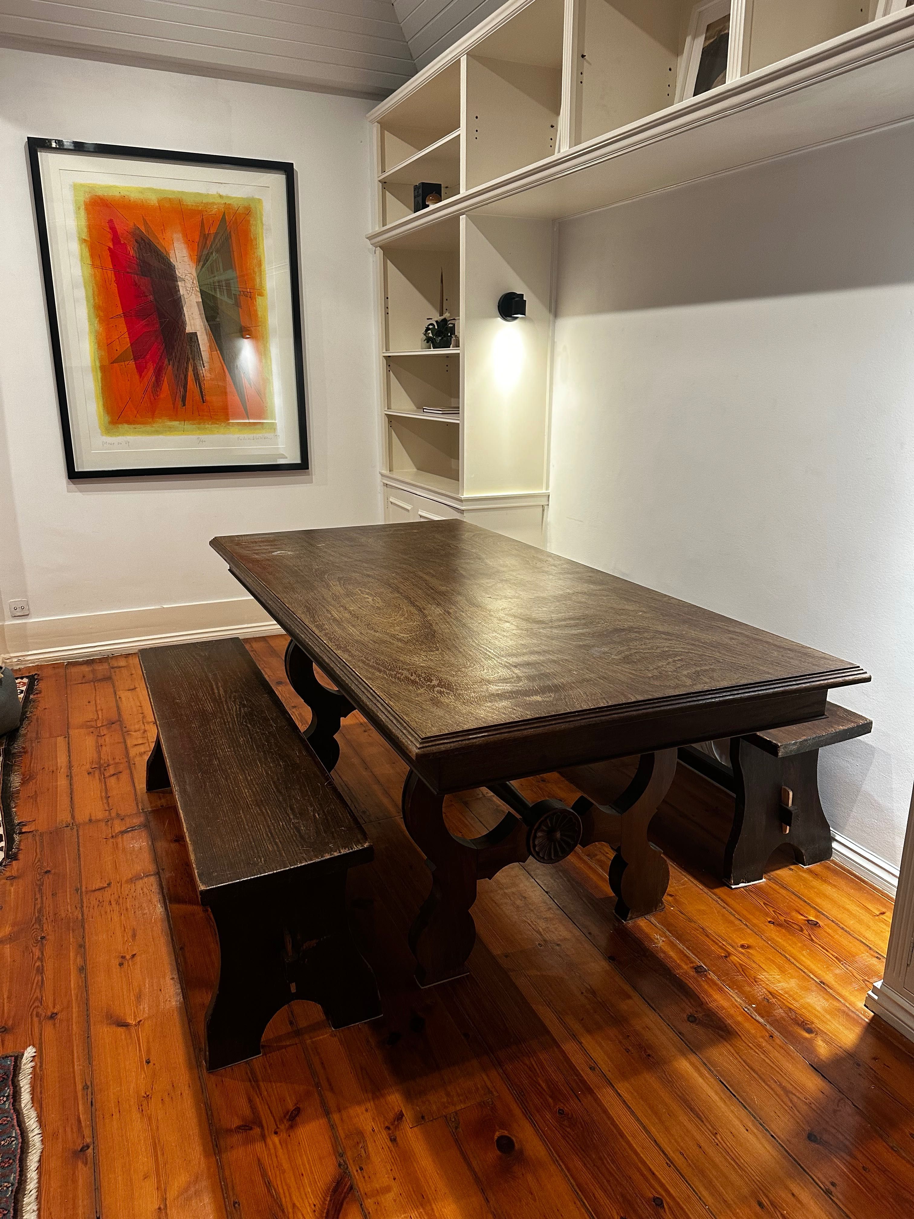 mesa de jantar em madeira e bancos