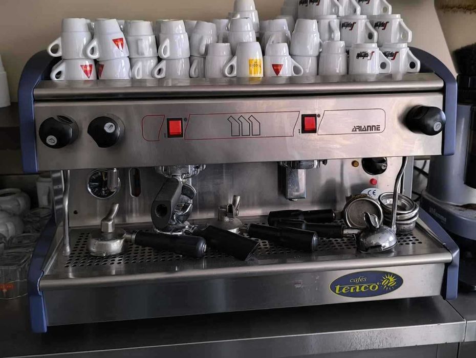 Máquina de café industrial + moinho (oferta de chávenas e pires)
