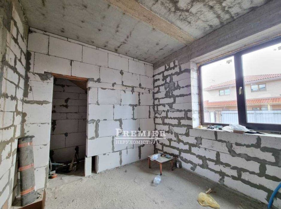 У продажу будинок біля озера з гаражем