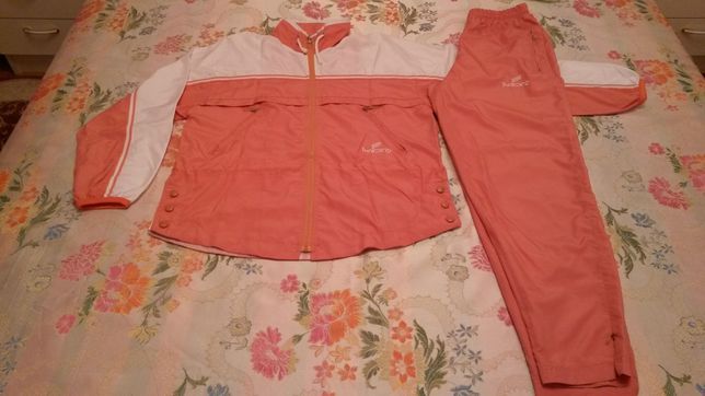 спортивный костюм персикового цвета