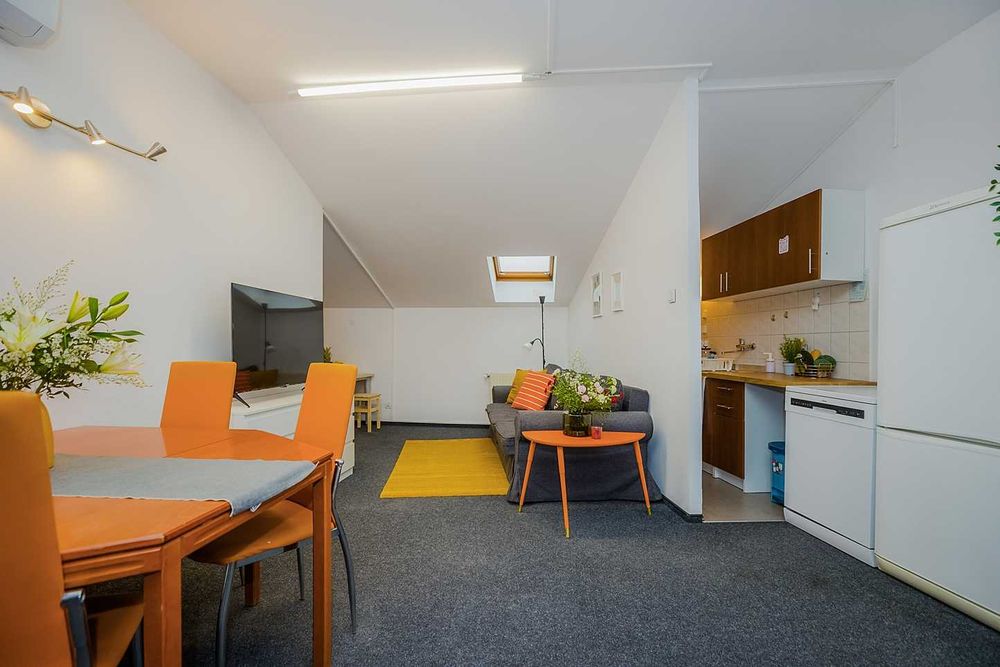 Mieszkanie 130m2  max 9 osób na poddaszu 3 sypialnie Klima Wifi Praga