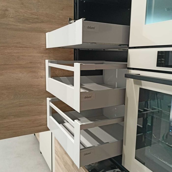 Meble kuchenne z ekspozycji sprzedam-płyta laminowana,okucia Blum