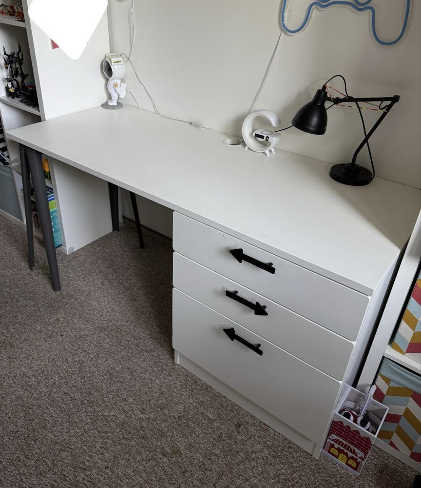 Łóżko na antresoli pietrowe Ikea Smastad Småstad z biurkiem
