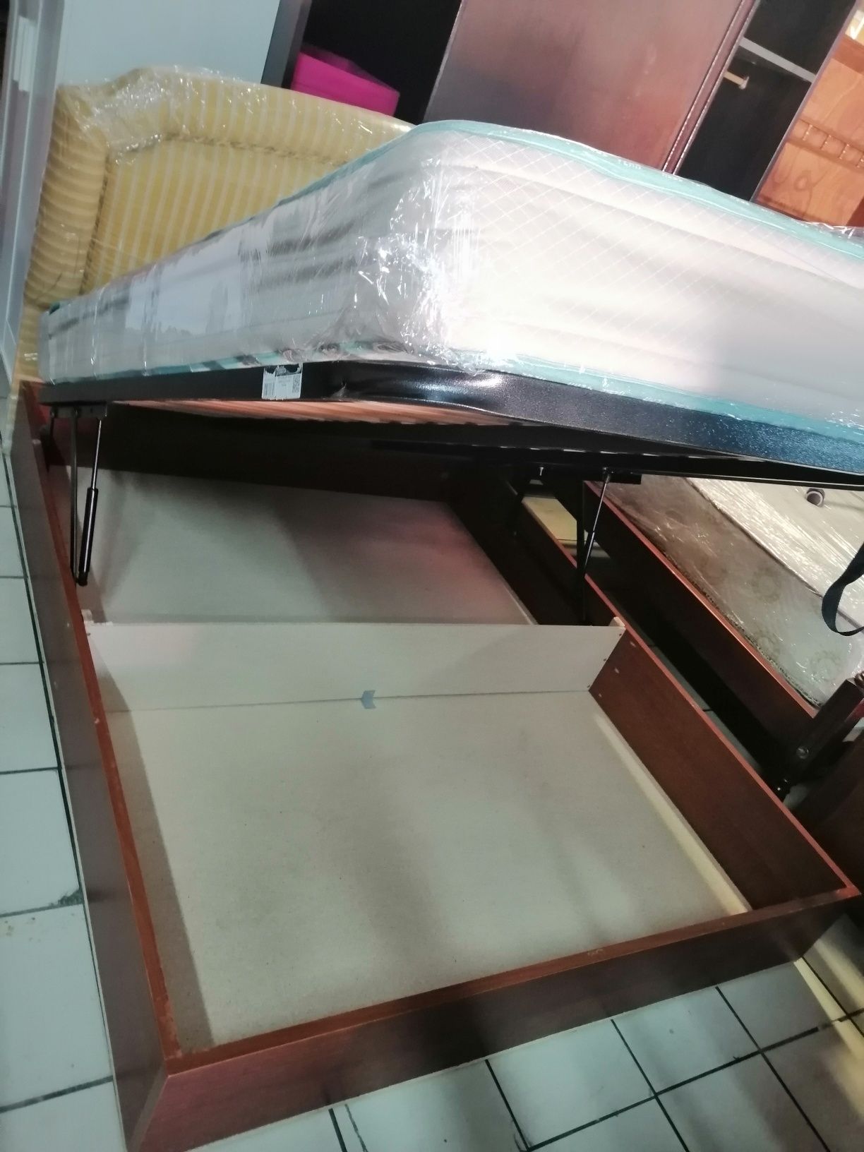 Cama Sommier com arrumações
