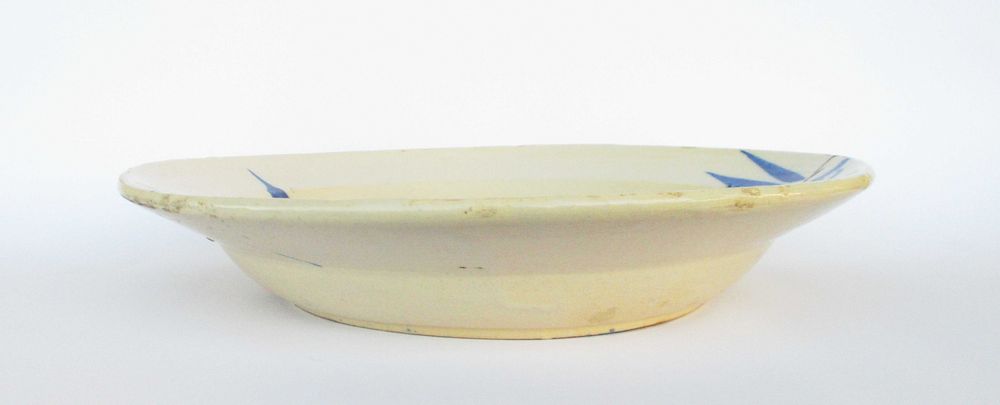 Antigo prato em faiança portuguesa