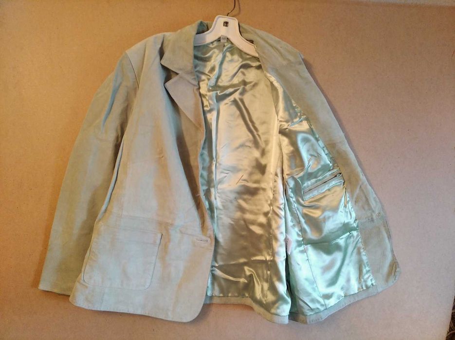 Пиджак кожаный очень красивого цвета зелёного яблока