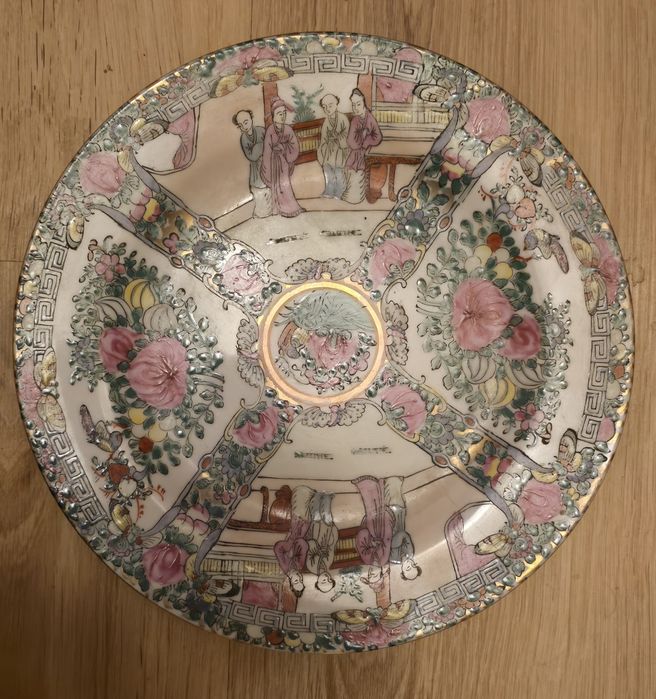 chiński talerz porcelanowy w stylu Rose Medallion, będący odmianą porc