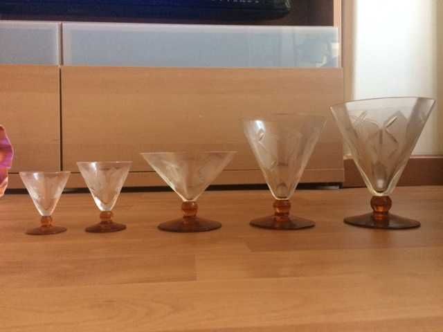 Conjunto de jarro, garrafas e copos antigos  -  (60 peças)