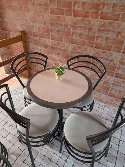 Mesas e cadeiras de café/bar