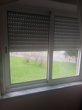 Caixilharia com janela e estores