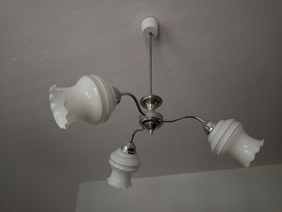 Piękny żyrandol w bardzo dobrym stanie.