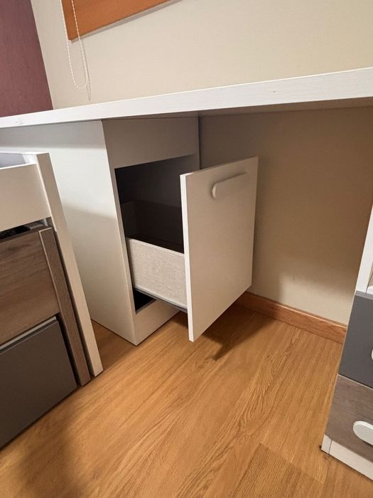 Cama solteiro embutida com arrumação