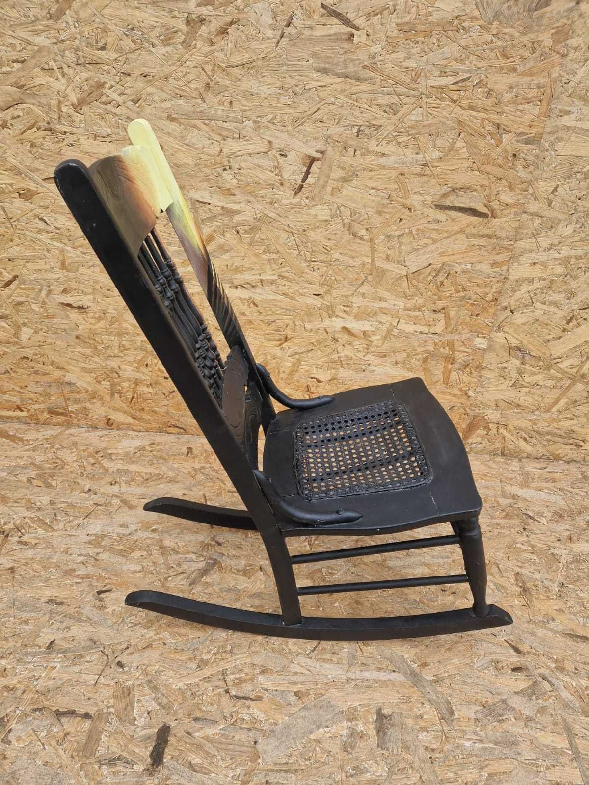 Krzesło fotel na biegunach bujany drewniany vintage design z motywem