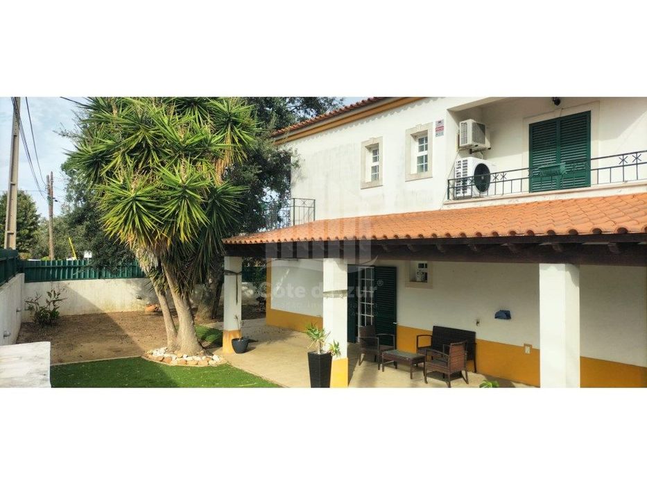 Moradia T4+1 com Jardim e Churrasqueira em Sesimbra, Castelo