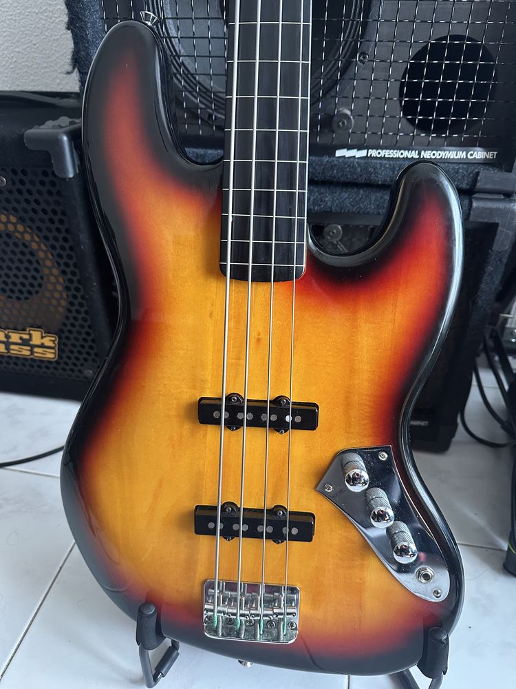 Squier Vintage Modified Jazz Bass Fretless