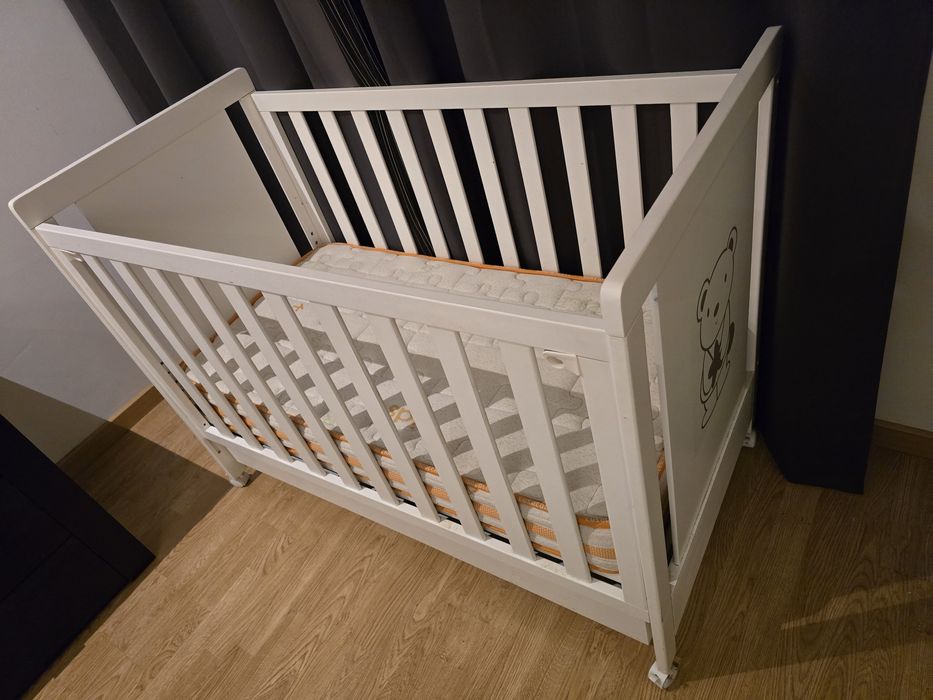 Berço branco com gaveta