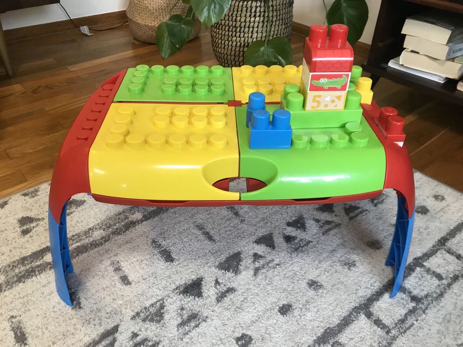Plastikowy stolik z klockami