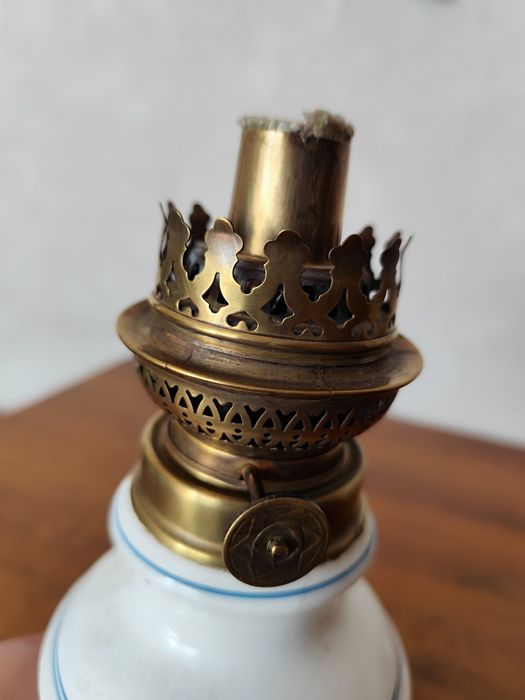 Lampa naftowa w kwiatki bez cylindra