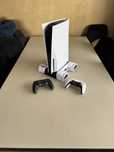 PlayStation 5 z napędem + 2 pady + stacja chłodząca z ładowaniem