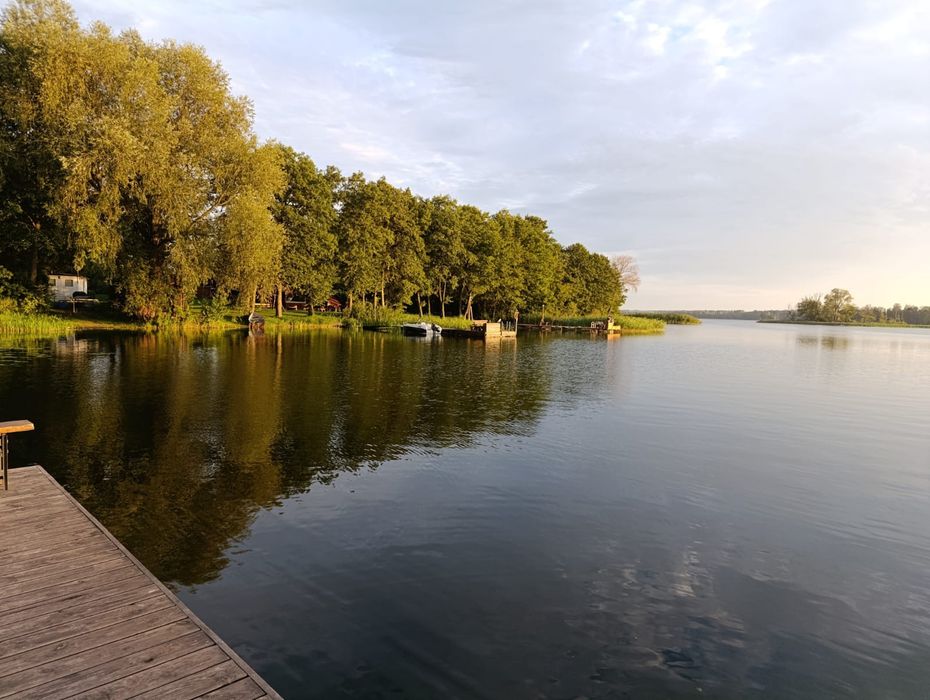 Komfortowy Domek 2 nad jeziorem Dadaj przy plaży z prywatnym pomostem