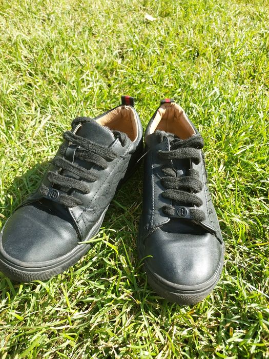 кросівки підійдуть і хлопчику і дівчинці, шкіра ззовні та в середині.,