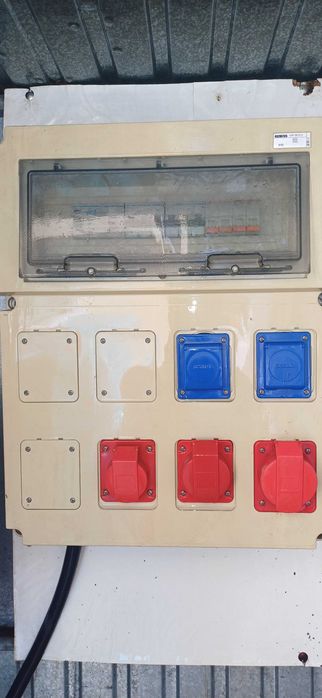 Cabine de obra c/ disjuntores e tomadas trifásicas